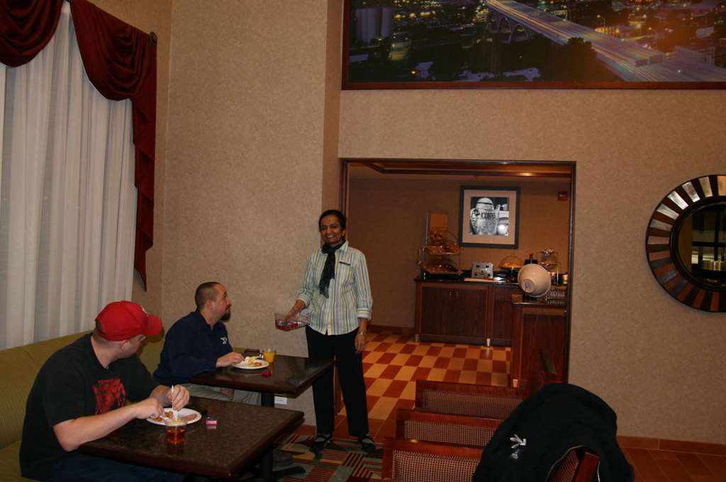 Hampton Inn & Suites Cleveland-Mentor Restoran fotoğraf
